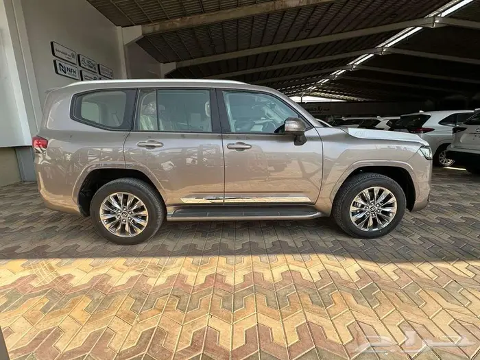 تويوتا لاندكروزر ( GXR3 ) بنزين موديل 2026 أقل الأسعار 5