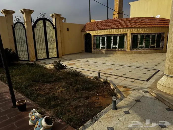 للبيع فيلا راقيه زاويه في حي صلاح الدين الشرقي 1