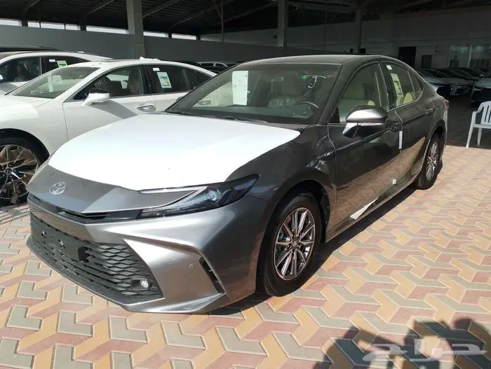 تويوتا كامري E هايبرد اصفار سعودي 2025 1