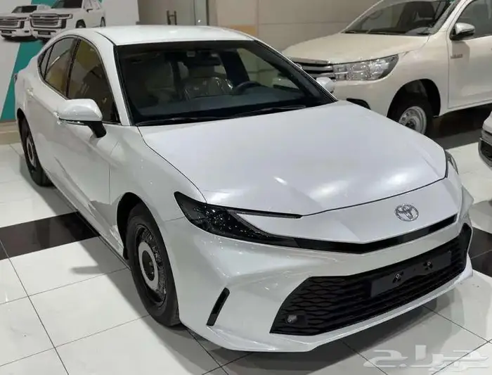 تويوتا كامري 2025 ستاندر طيس بريمي ابيض بنزين نظام 50-50 2