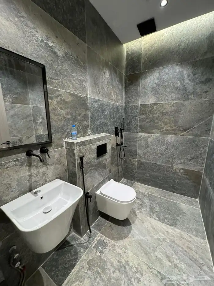 للبيع شقه ارضيه حي الاخضر 6 غرف 9