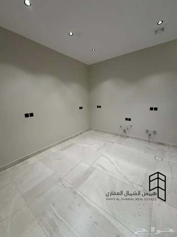 للبيع شقه ارضيه حي الاخضر 6 غرف 3