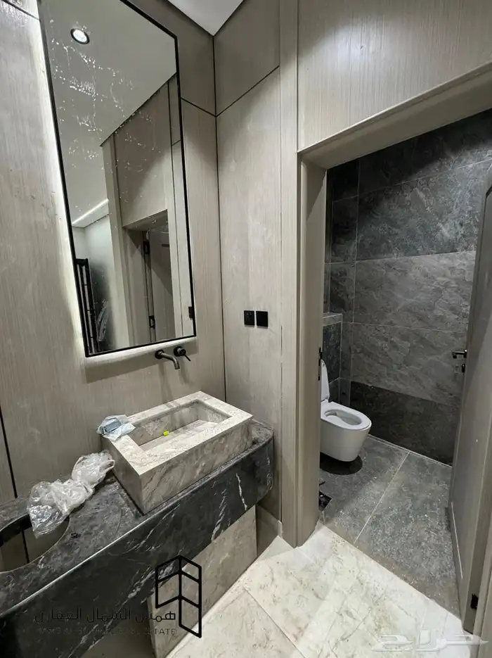 للبيع شقه ارضيه حي الاخضر 6 غرف 6