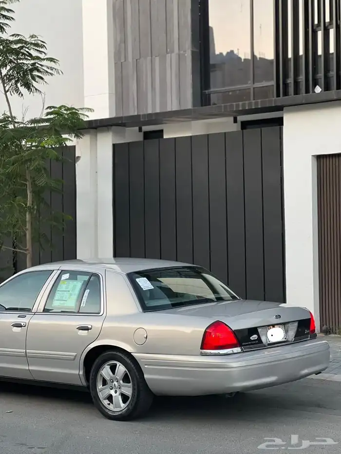 فورد كروان فكتوريا 2011 اللون سمني امريكي 8