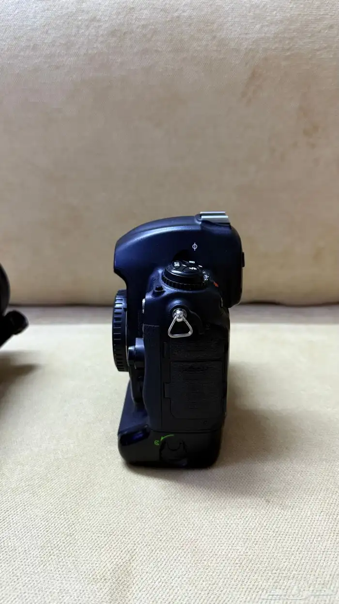كاميرا نايكون D3s مع عدسة زوم 150-600.مع ملاحقاتها في الصور 4