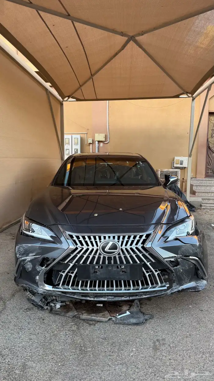 لكزس ES 2022 . 0