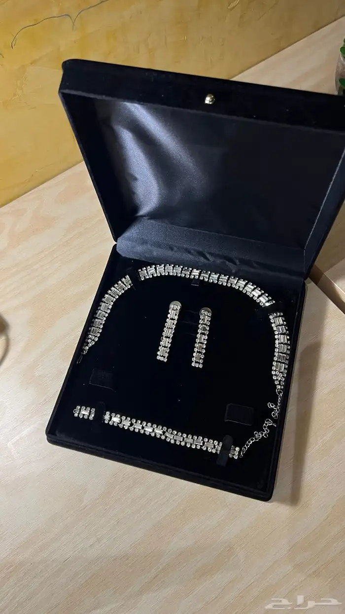 طقم إكسسوار فاخر ولامع للبيع 1