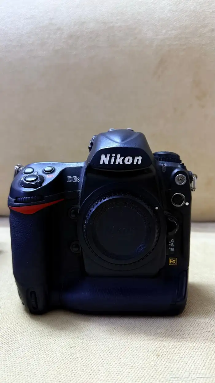كاميرا نايكون D3s مع عدسة زوم 150-600.مع ملاحقاتها في الصور 3