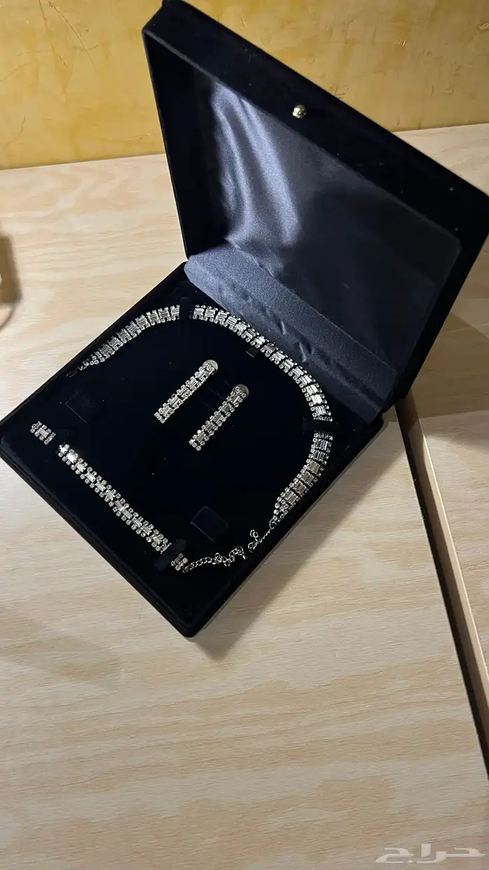طقم إكسسوار فاخر ولامع للبيع 0