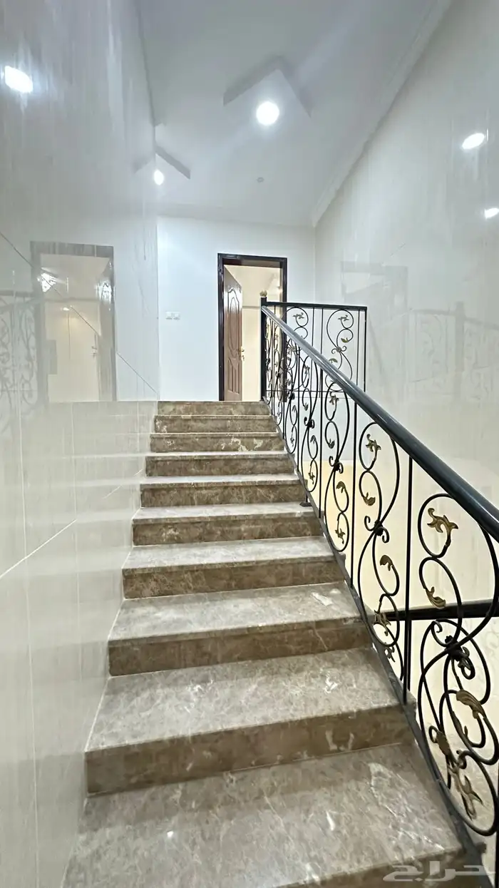 للبيع شقه دبلكس حي احد مساحه 250متر 0