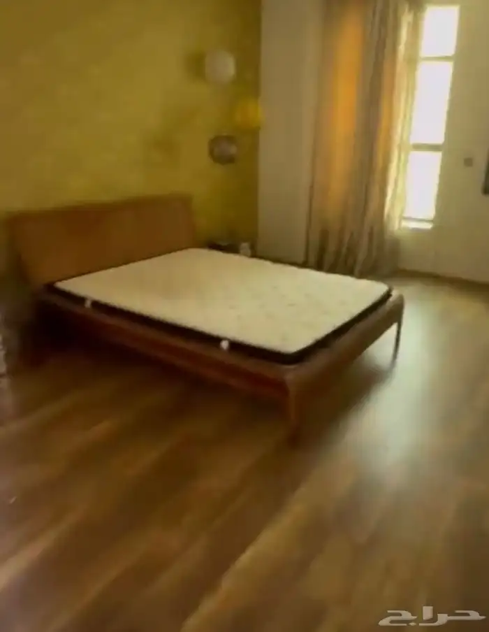سرير للبيع خشب نظيف جدا مع مرتبه. ممتازه براند معروف 0