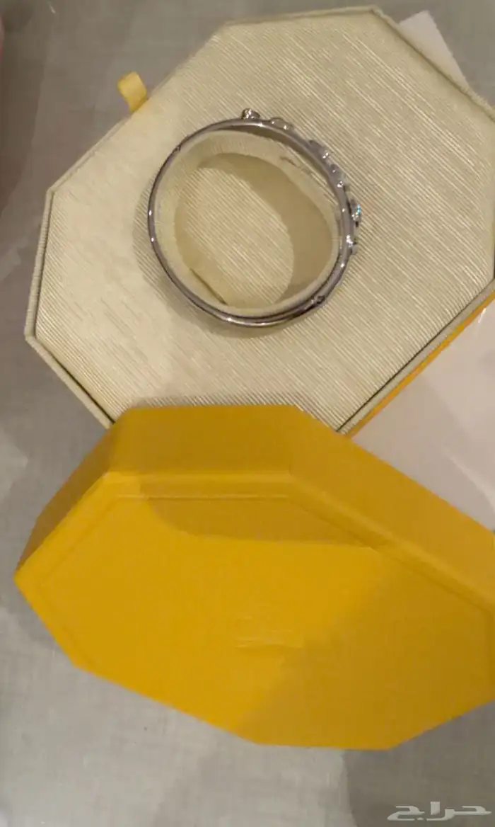 اسوارة سوارفسكي مقاس S اصليه وجديدة ب علبتها ما استخدمت 3