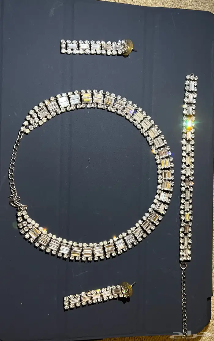 طقم إكسسوار فاخر ولامع للبيع 1