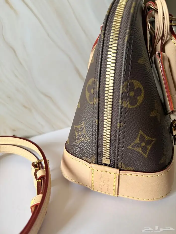 Louis Vuitton   شنطة نسائية شبه جديدة  (Alma BB) 4