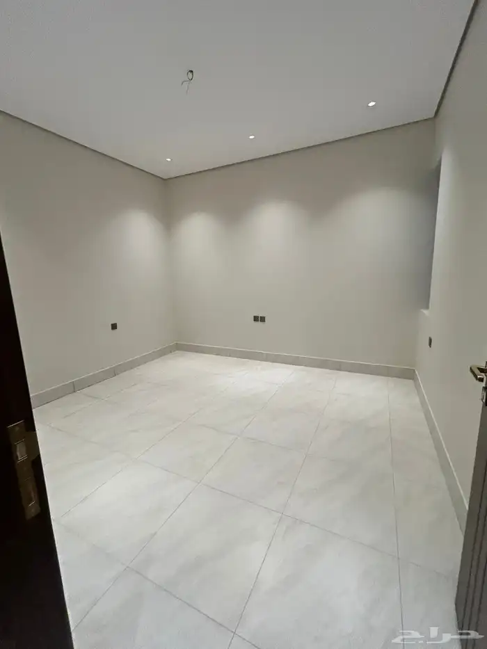 شقة ارضية حي الاخضر السعر 470 6