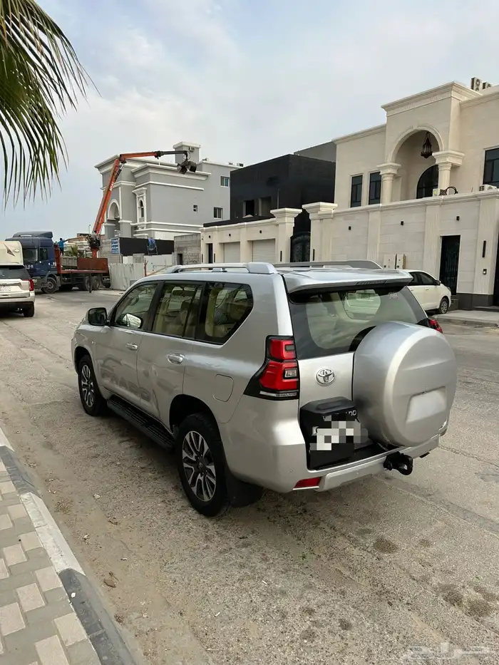 برادو TXL 2022 سلفر مخزن وارد الساير نضيف شرط 3