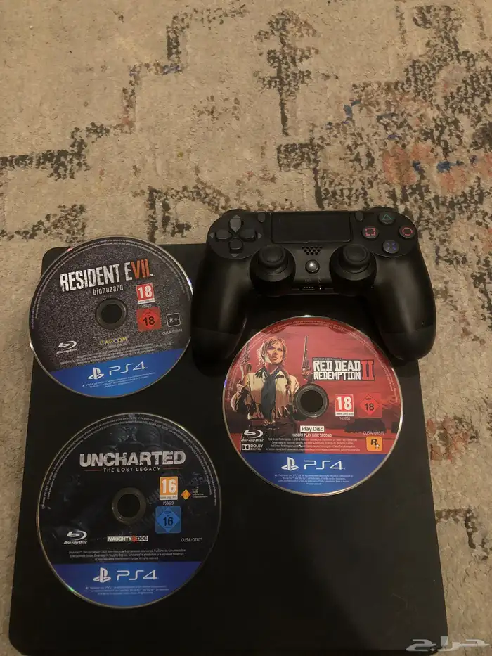 سوني 4 نظيف بس فيه خدشات بسيطه ما تضر سوني 3