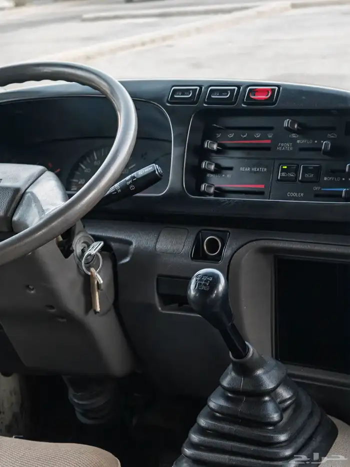 باص بنزين كوستر 30 راكب نظظيف عداد 190 الف 43