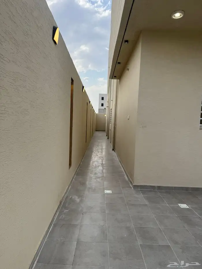 للبيع دور ارضي بحوش بعماره دورين حي الزهور المحاله ابها 4