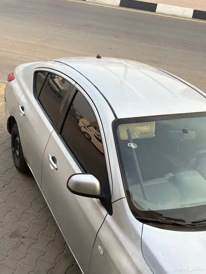 اللون فضي. نيسان صني 2015 . قير اوتامتيك. الممشى 400k 2