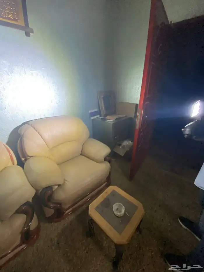 اثاث عماره عباره عن مكاتب و خزان ومكيفات وغيرها 17