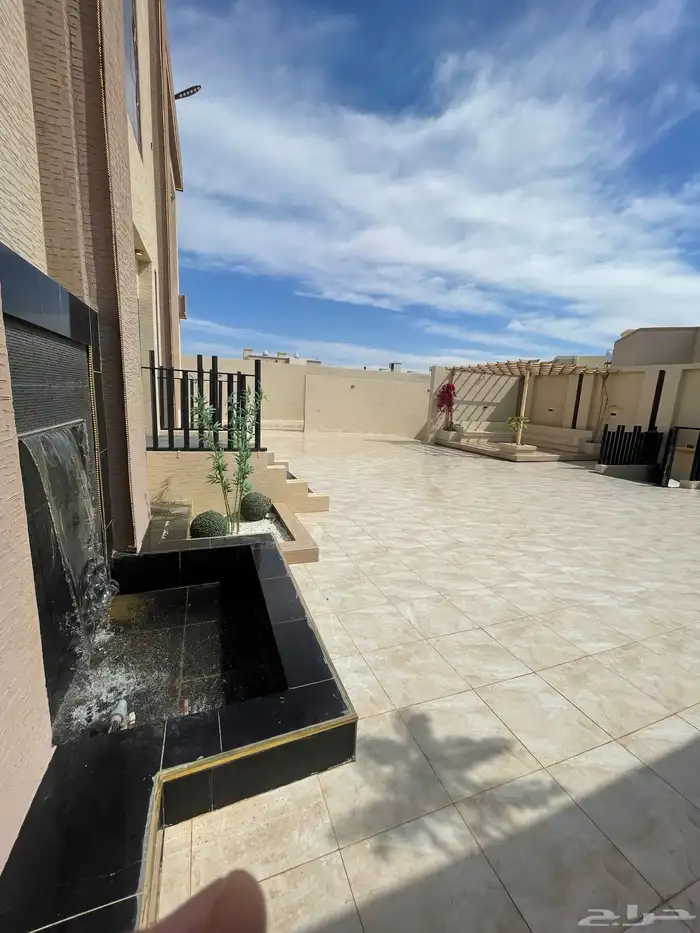 فله للبيع تندحه خلف المرور دورين وملحق 26