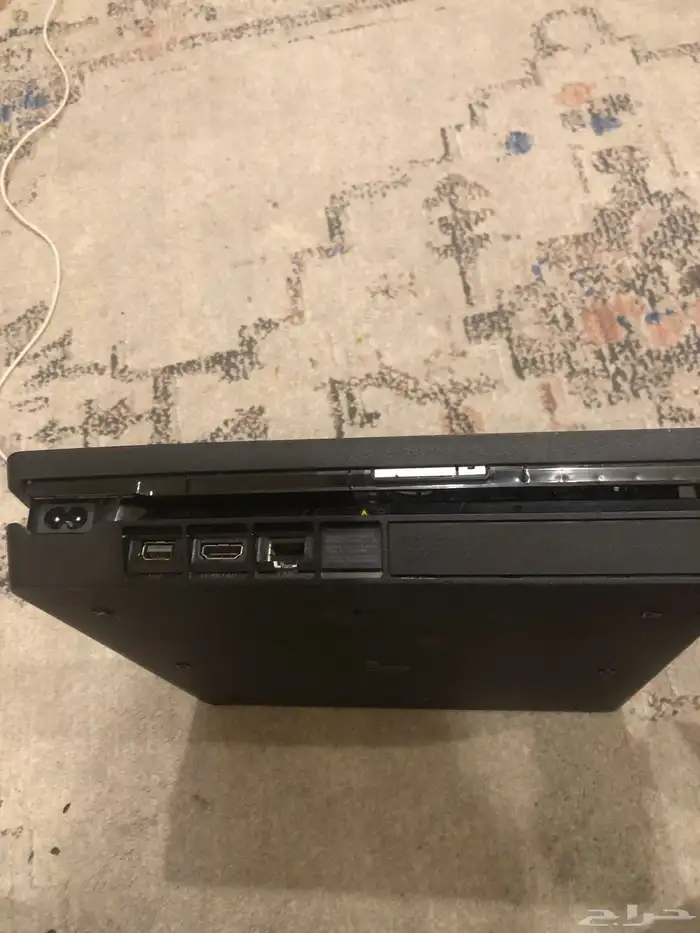 سوني 4 نظيف بس فيه خدشات بسيطه ما تضر سوني 1