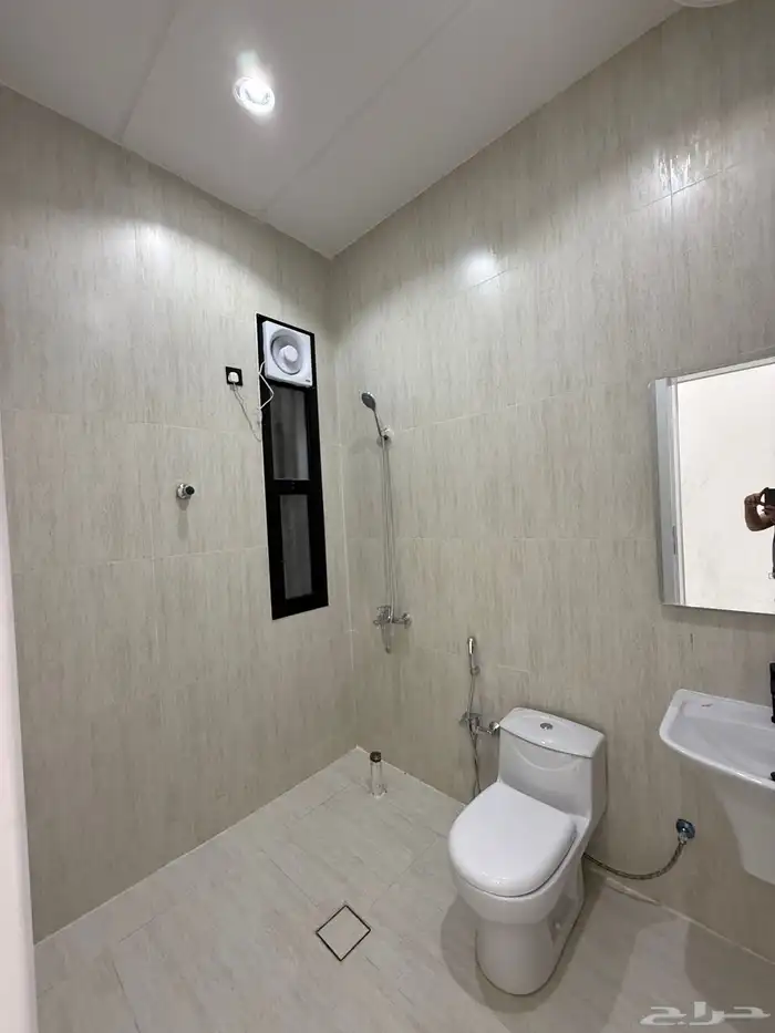 للبيع ارواف علويه بملحق وشقق ارضيه ببايكة سيارة ف احد رفيده 34