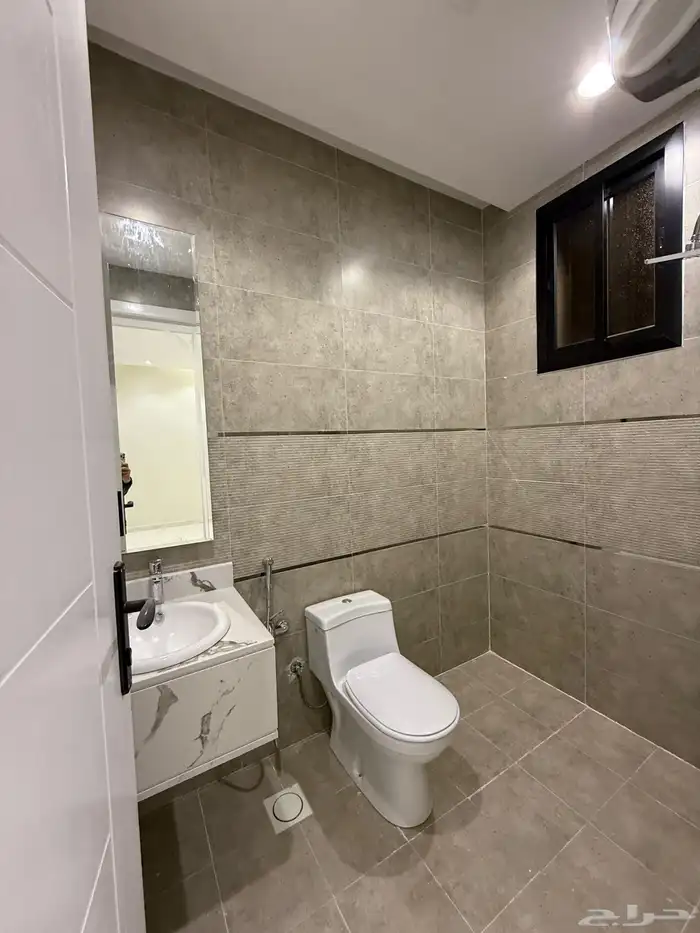 للبيع شقق علويه بدرج داخلي لسطح ابها حطين مقابل كبري المطار 19