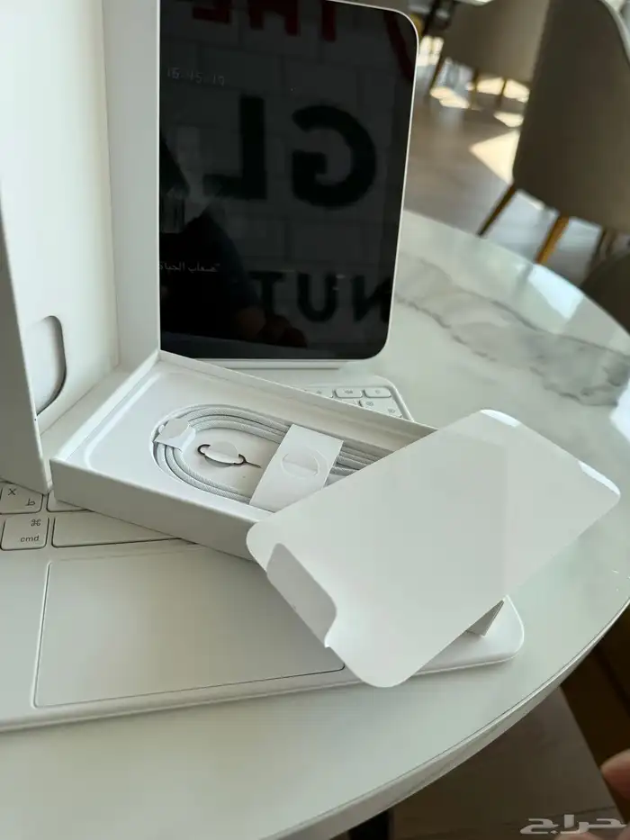 ايفون 16 برو ماكس ذهبي 4