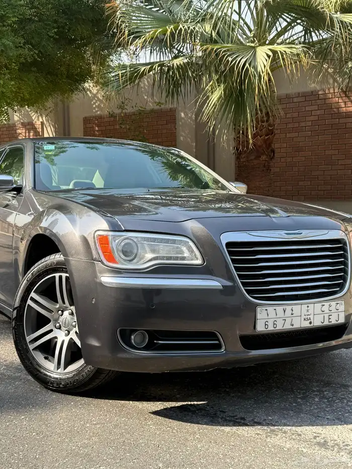 كرايسلر c300 2014 مخزن نظيف جدا ممشى قليل 0