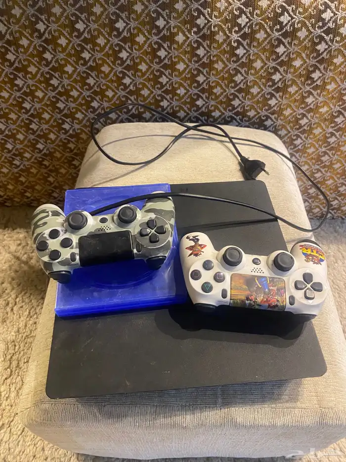 سوني 4 اخو الجديد معه يدات ثنتين وشريطين فيفا وحرب على 1