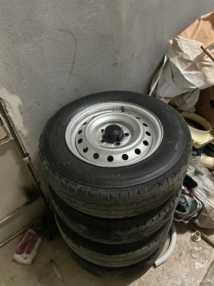 للبيع جنوط هايلكس اصلي مع بريجوستون 0