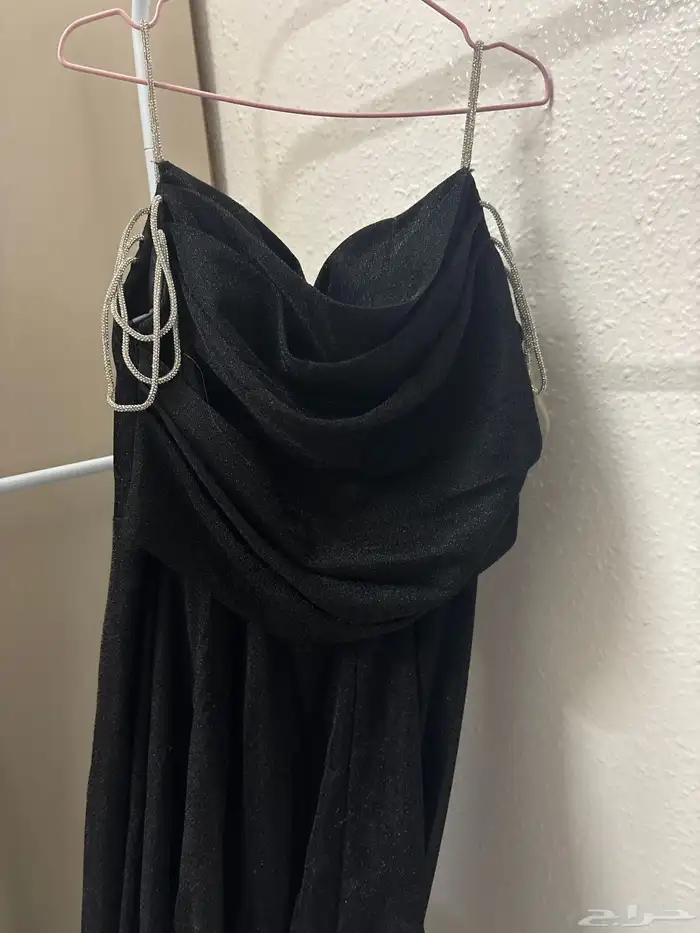 فستان مقاس اربعه للبيع انلبس مرتين بس كم ساعه 0