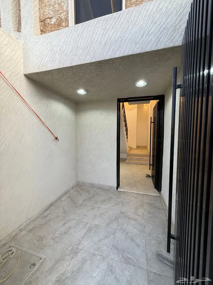 للبيع ارواف علويه بملحق وشقق ارضيه ببايكة سيارة ف احد رفيده 18