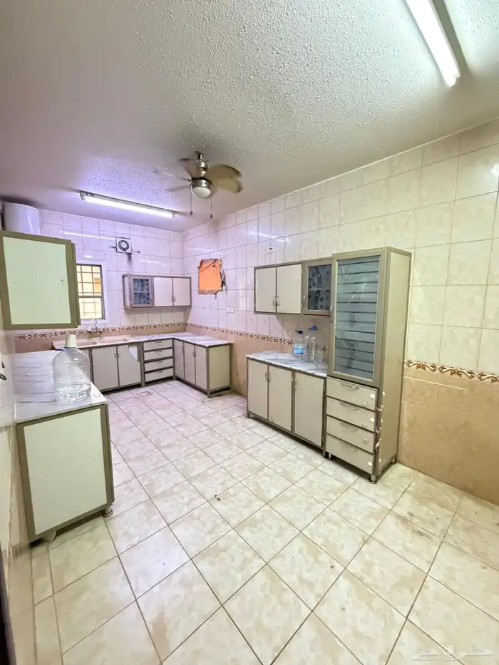 للإيجار شقة بحي اشبيليه 3غرف ب35 الف 4