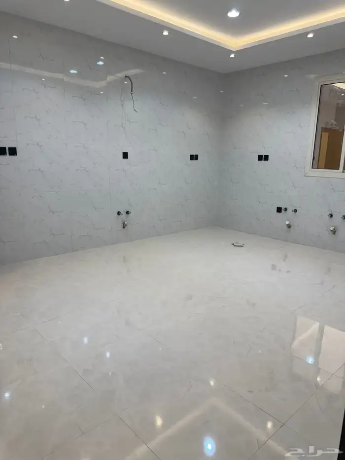 للبيع فلة دور وملحق على أرض كاملة حي الحمدانية 11