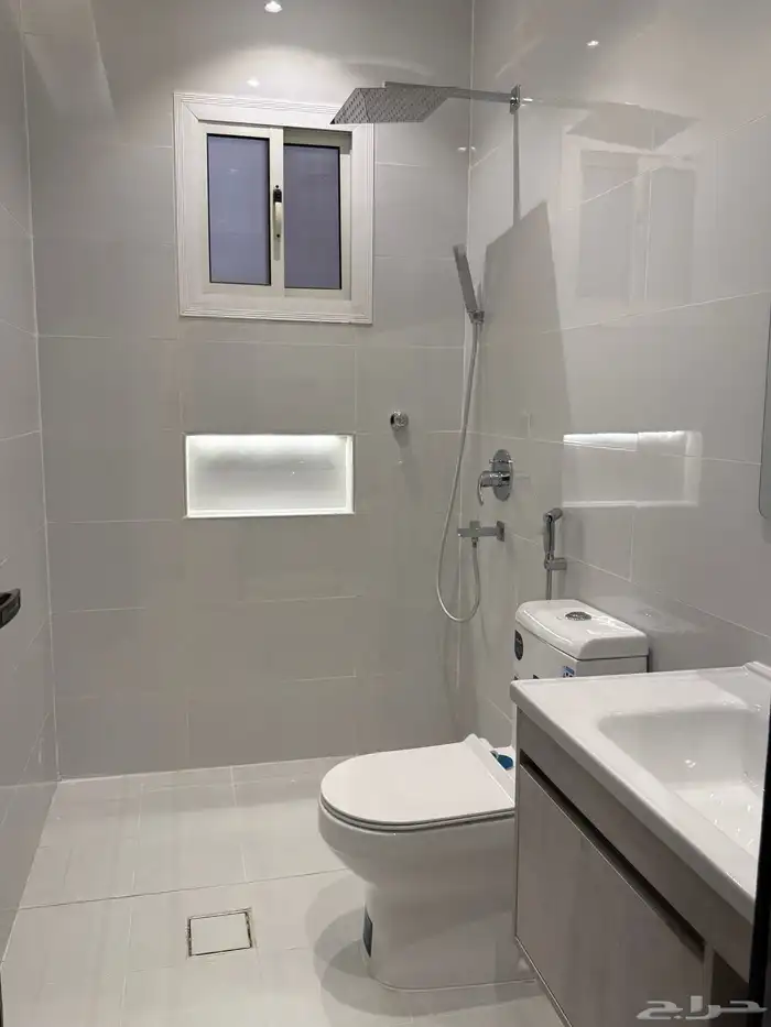 للبيع فلة دور وملحق على أرض كاملة حي الحمدانية 16