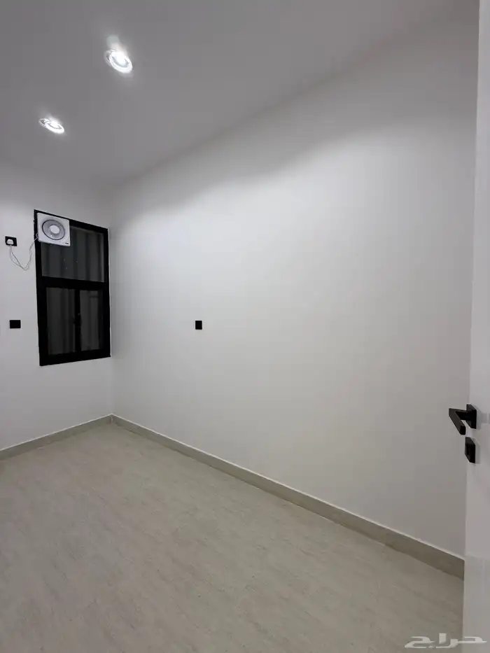 للبيع ارواف علويه بملحق وشقق ارضيه ببايكة سيارة ف احد رفيده 26