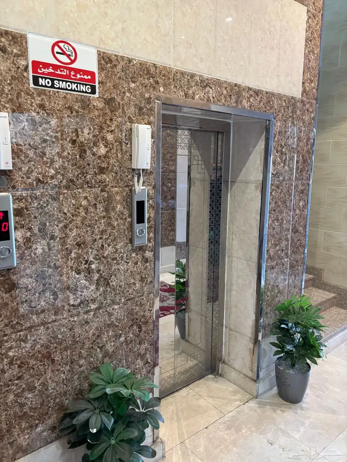 مكتب لإيجار للتقبيل مع بيع الأثاث المكتبي 1