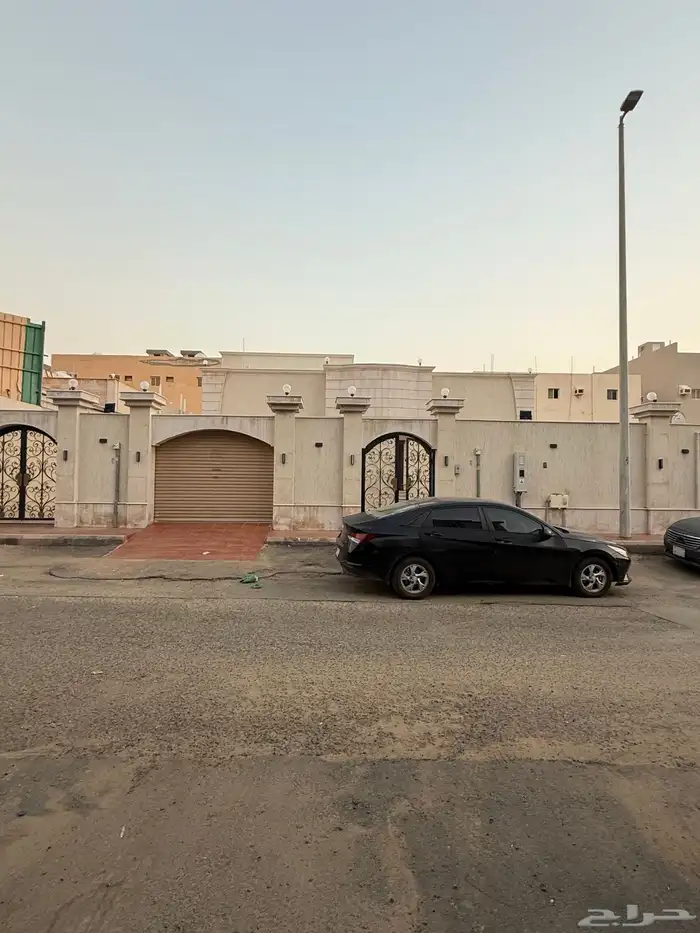 للبيع فلة دور وملحق على أرض كاملة حي الحمدانية 0