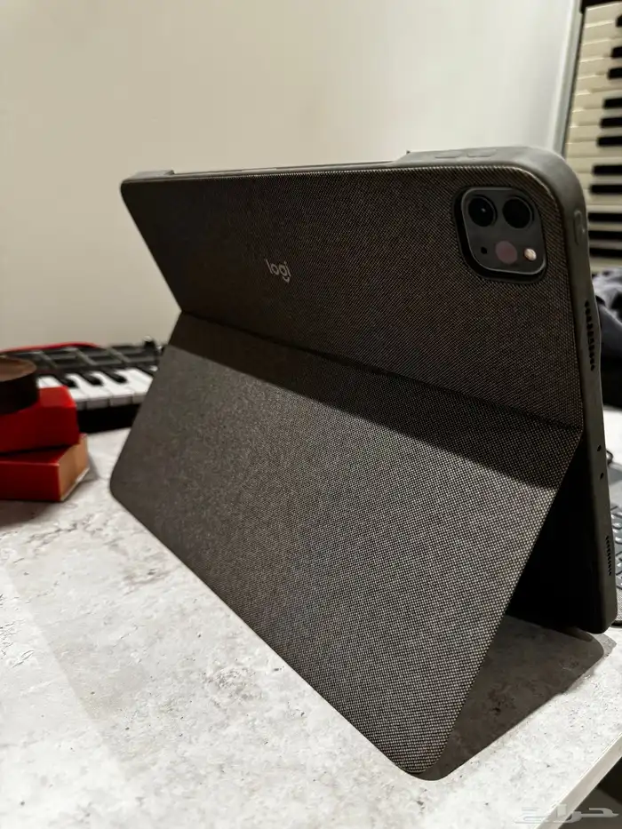 Logitech Combo iPad Pro 6th Generation 1