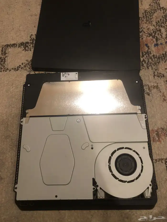 سوني 4 نظيف بس فيه خدشات بسيطه ما تضر سوني 2