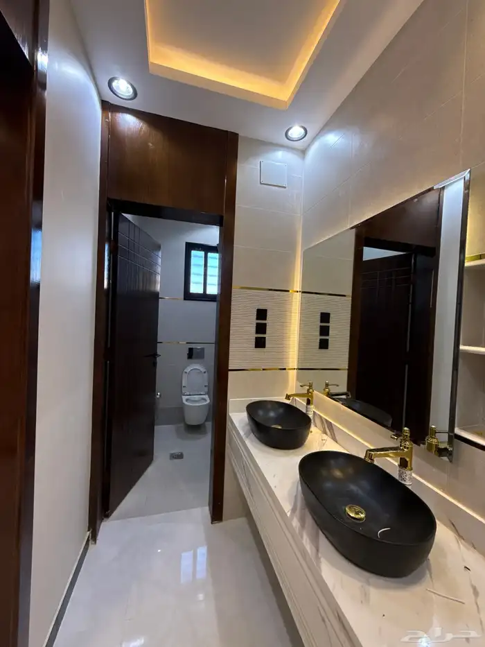 للبيع شقه أرضيه وروف علوي بموقع مميز بدرة الموسي اسعار صيدة 35