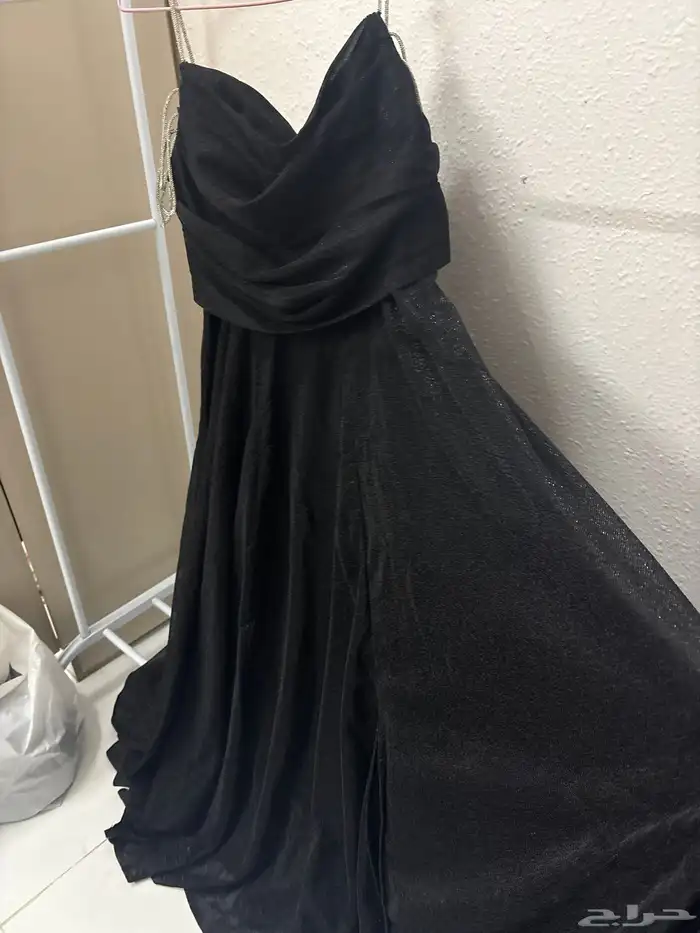 فستان مقاس اربعه للبيع انلبس مرتين بس كم ساعه 1