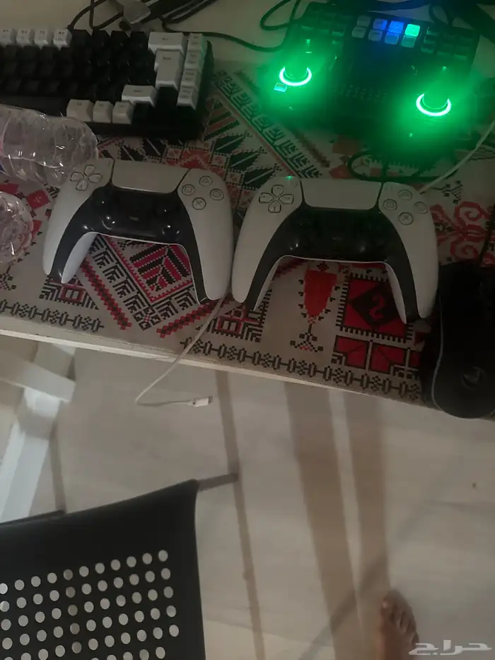 سوني فايف للبيع مع يدتين بس مشكله درفت قير ب يدات 3