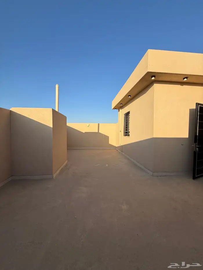 للبيع شقه أرضيه وروف علوي بموقع مميز بدرة الموسي اسعار صيدة 50