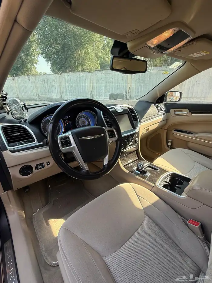 كرايسلر c300 2014 مخزن نظيف جدا ممشى قليل 4