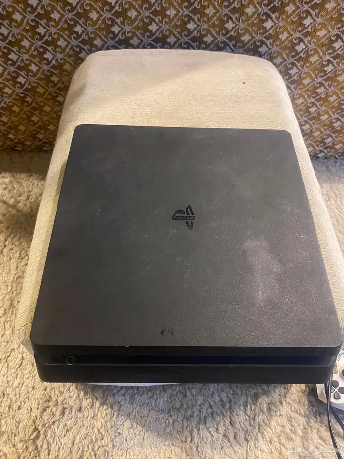 سوني 4 اخو الجديد معه يدات ثنتين وشريطين فيفا وحرب على 0