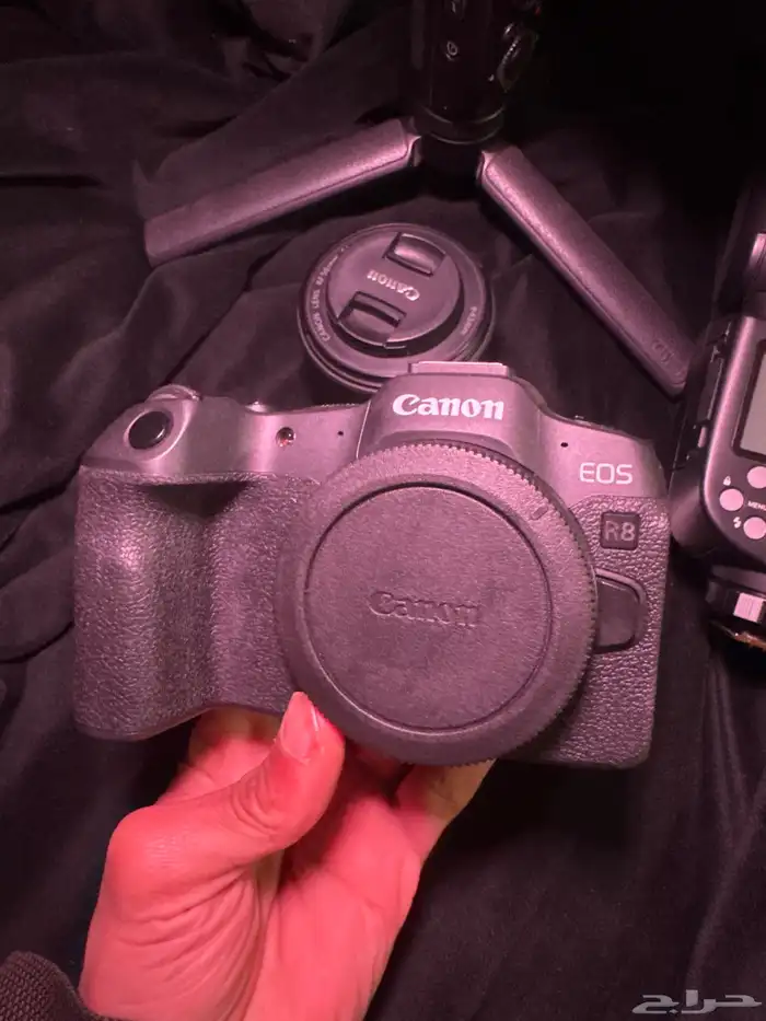 كاميرا كانون R8 0